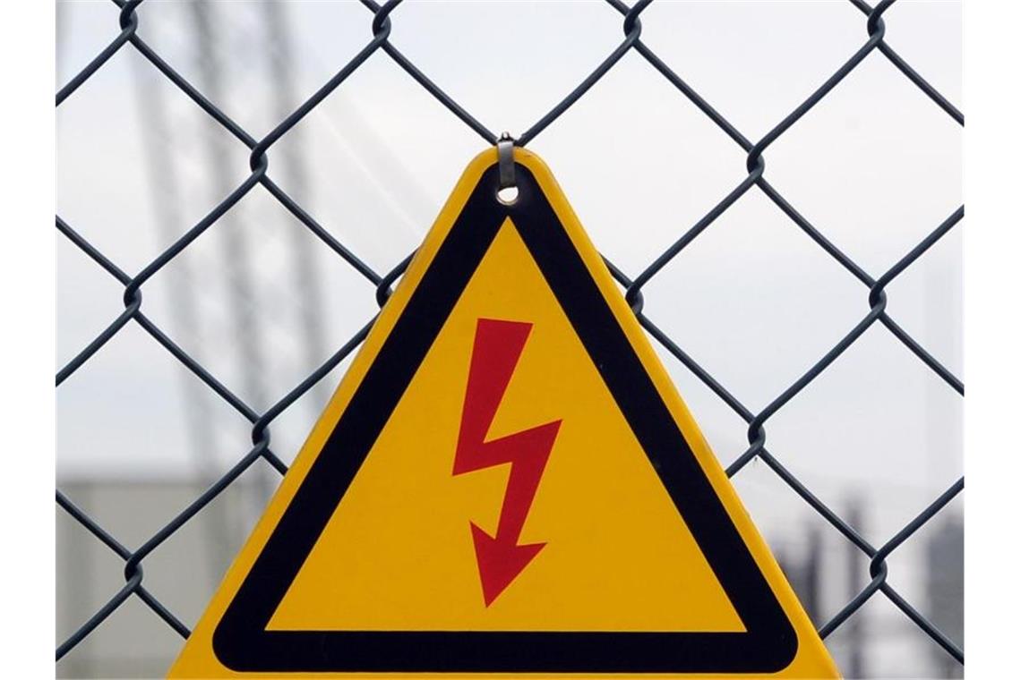 Hunderte Haushalte in Mannheim zeitweise ohne Strom Vor Hochspannung warnt ein Schild vor dem Umspannwerk. Foto: Bernd Settnik/Archivbild