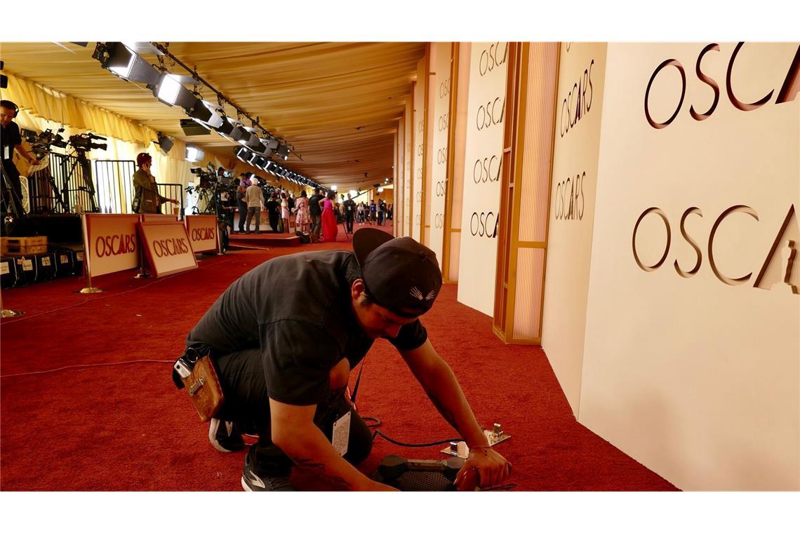 Vor Hollywoods großer Nacht werden noch schnell letzte Handgriffe vorgenommen.