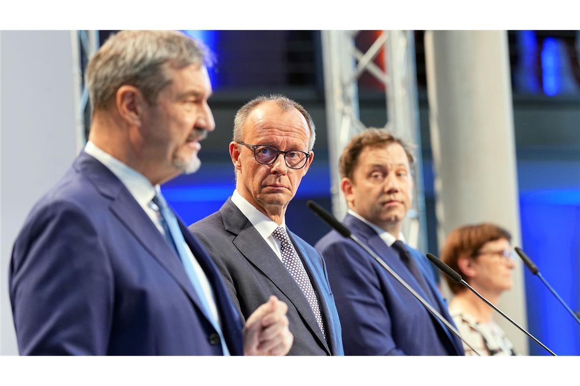 Vor Hunderten von Journalisten und Journalistinnen stellen die vier Parteivorsitzenden die Grundzüge des zwischen ihnen vereinbarten Koalitionsvertrags vor.