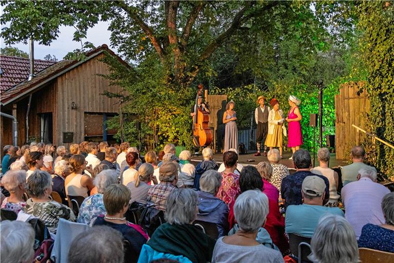 Vor idyllischer Kulisse und gut gefüllten Sitzreihen spielt das Rietenauer Ensemble das Stück „Was war, bleibt“. Foto: Dietmar van der Linden