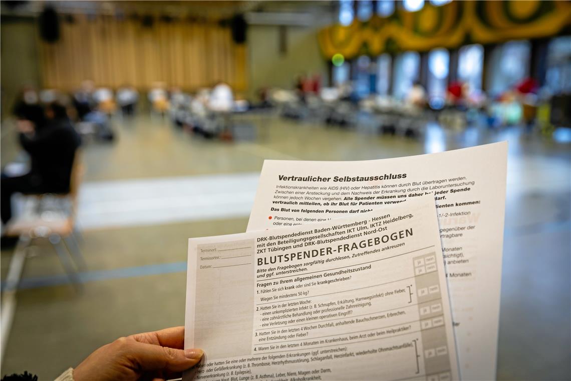 Vor ihrer Blutspende müssen die Leute einen Fragebogen mit einigen sehr intimen Fragen ausfüllen. Foto: Alexander Becher