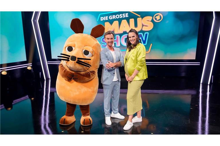 Vor ihrer Pause hatte Moderatorin Esther Sedlaczek ihren Kollegen und Vertreter Florian Silbereisen in der Show begrüßt. (Archivbild)