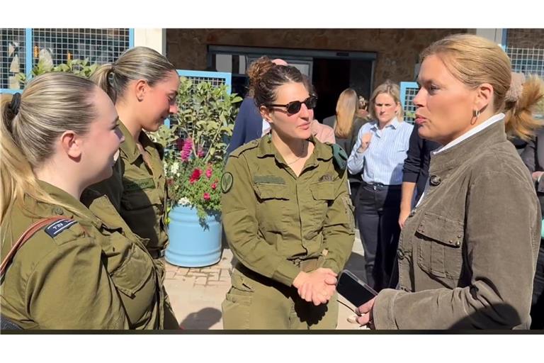 Vor ihrer Reise in den Gazastreifen tauschte sich Bundestagspräsidentin Klöckner mit israelischen Soldatinnen aus.