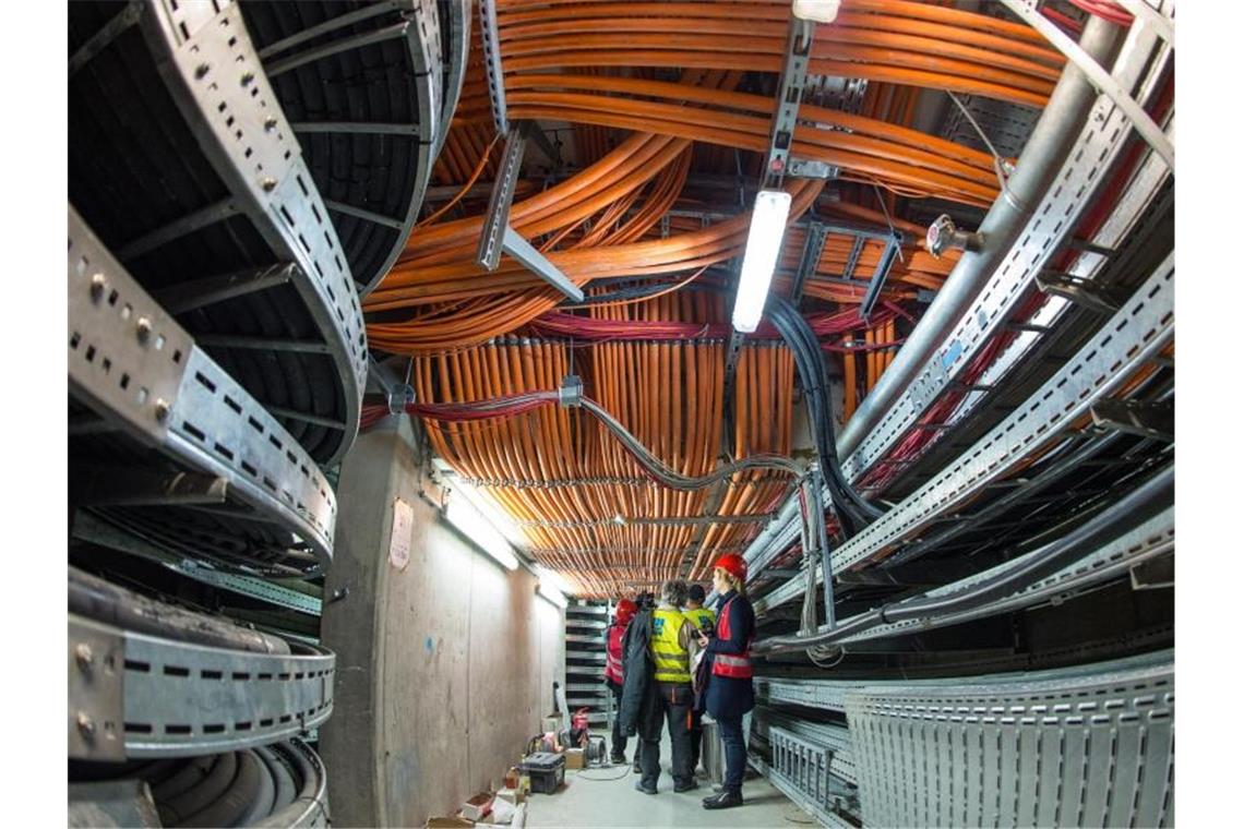 BER-Eröffnung rückt näher - Dübel-Problem gelöst Vor Jahren verbaute Metalldübel an Tragsystemen für Kabel am künftigen Hauptstadtflughafen BER entsprechen nicht mehr der Norm. Foto: Patrick Pleul/dpa-Zentralbild/dpa