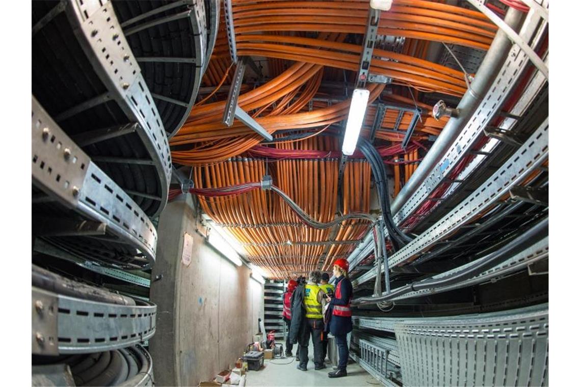 Vor Jahren verbaute Metalldübel an Tragsystemen für Kabel am künftigen Hauptstadtflughafen BER entsprechen nicht mehr der Norm. Foto: Patrick Pleul/dpa-Zentralbild/dpa