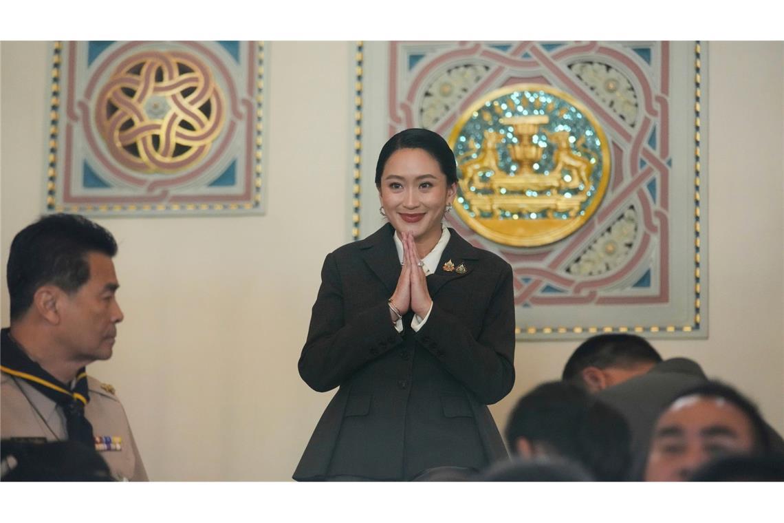 Thailands Regierungschefin nach Gerichtsurteil abgesetzt Vor Journalisten sagte die abgesetzte Regierungschefin, sie akzeptiere das Urteil.