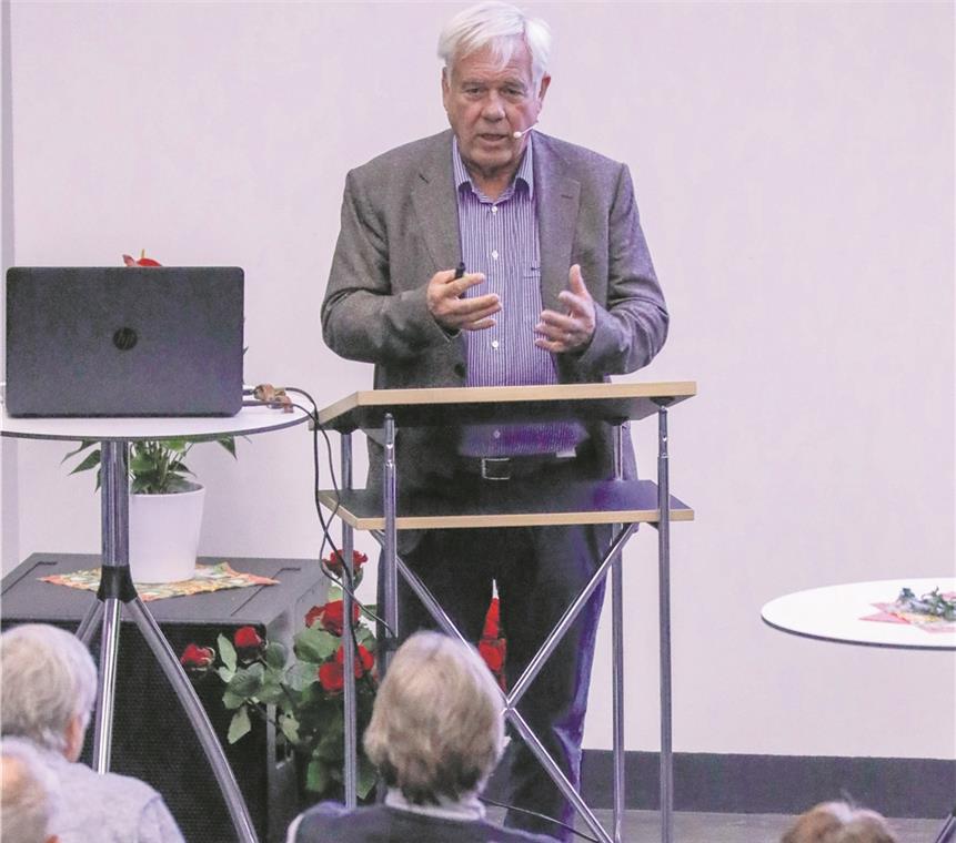 Vor knapp 80 Besuchern schildert Michael von Cranach, wie es zu dem Euthanasie-Programm kommen konnte.Foto: A. Becher