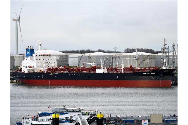 Vor knapp einer Woche wurden bei einem Angriff auf den Tanker „Mercer Street“ vor der Küste Omans zwei Menschen getötet. Foto: Hasenpusch/dpa