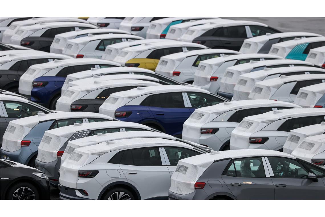 Wie sich der schwierige Markt für gebrauchte E-Autos entwickelt Vor knapp vier Jahren produzierte Autos, wie hier der ID.3 und ID.4 von VW, spielen auf dem Elektro-Gebrauchtwagenmarkt eine immer wichtigere Rolle.