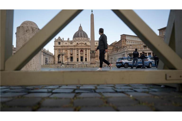 Vor Konklave - Letzte Vorbereitungen für Papstwahl. Polizeifahrzeuge stehen auf dem Petersplatz in der Nähe des Petersdoms.
