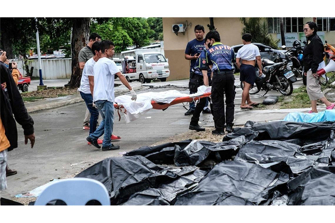 Erdbeben auf den Philippinen: Opferzahl steigt auf 72 Vor Krankenhäusern in der Provinz Cebu waren Leichensäcke aufgereiht.