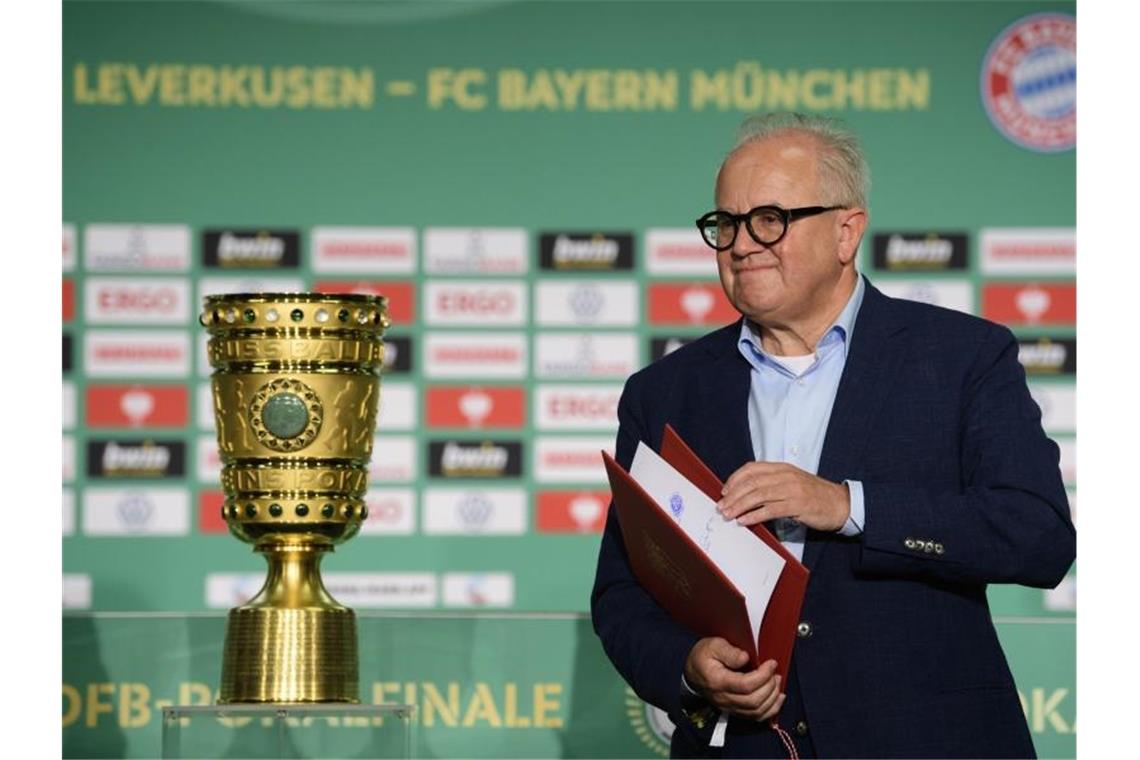 Vor leeren Zuschauerrängen wird DFB-Präsident Fritz Keller den DFB-Pokal in diesem Jahr übergeben. Foto: Robert Michael/dpa-Zentralbild/dpa