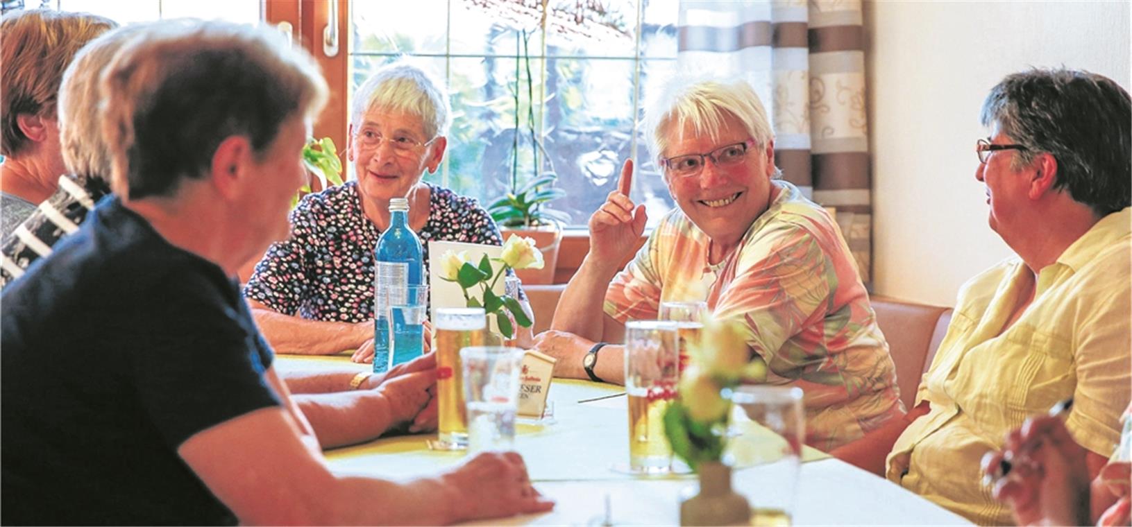 Eine Tradition im Wandel Vor mehr als 30 Jahren haben sie sich beim Turnen kennengelernt, inzwischen treffen sich die Frauen um Hilde Abele, Helga Sommer und Erika Werner (von rechts) monatlich im Lokal „Zum Kube“.
