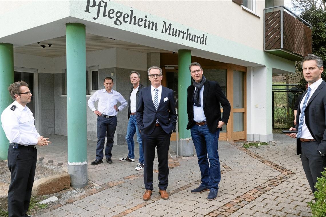 Vor-Ort-Termin in Murrhardt-Oberneustetten (von links): Kreisbrandmeister René Wauro, DRK-Kreisgeschäftsführer Sven Knödler, Stefan Gräter (Klinikum Winnenden), Kliniken-Geschäftsführer Marc Nickel, Landrat Richard Sigel und der Corona-Krisenstabsleiter, Baudezernent Stefan Hein. Foto: J. Fiedler