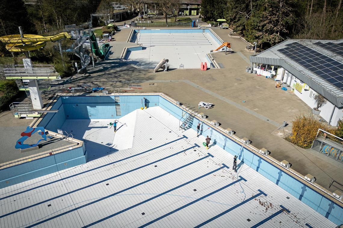 Vor Saisonstart werden die schmutzigen Fliesen im Schwimmerbecken gereinigt und beschädigte ausgetauscht. Fotos: Alexander Becher 