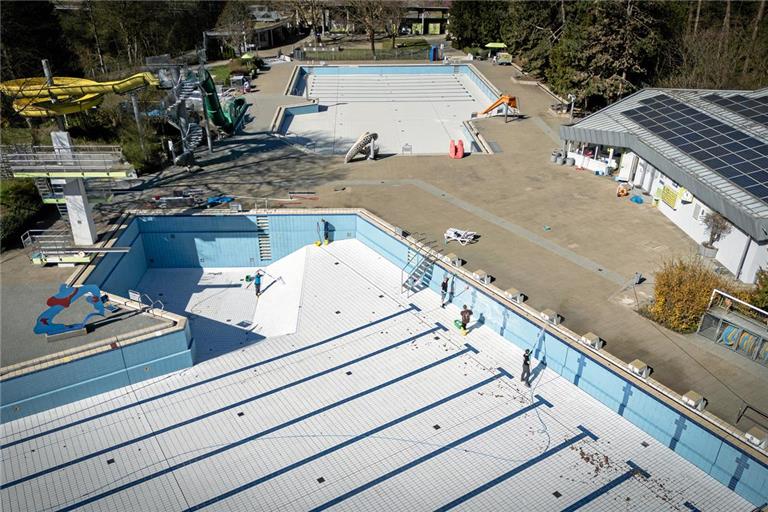 Vor Saisonstart werden die schmutzigen Fliesen im Schwimmerbecken gereinigt und beschädigte ausgetauscht. Fotos: Alexander Becher 