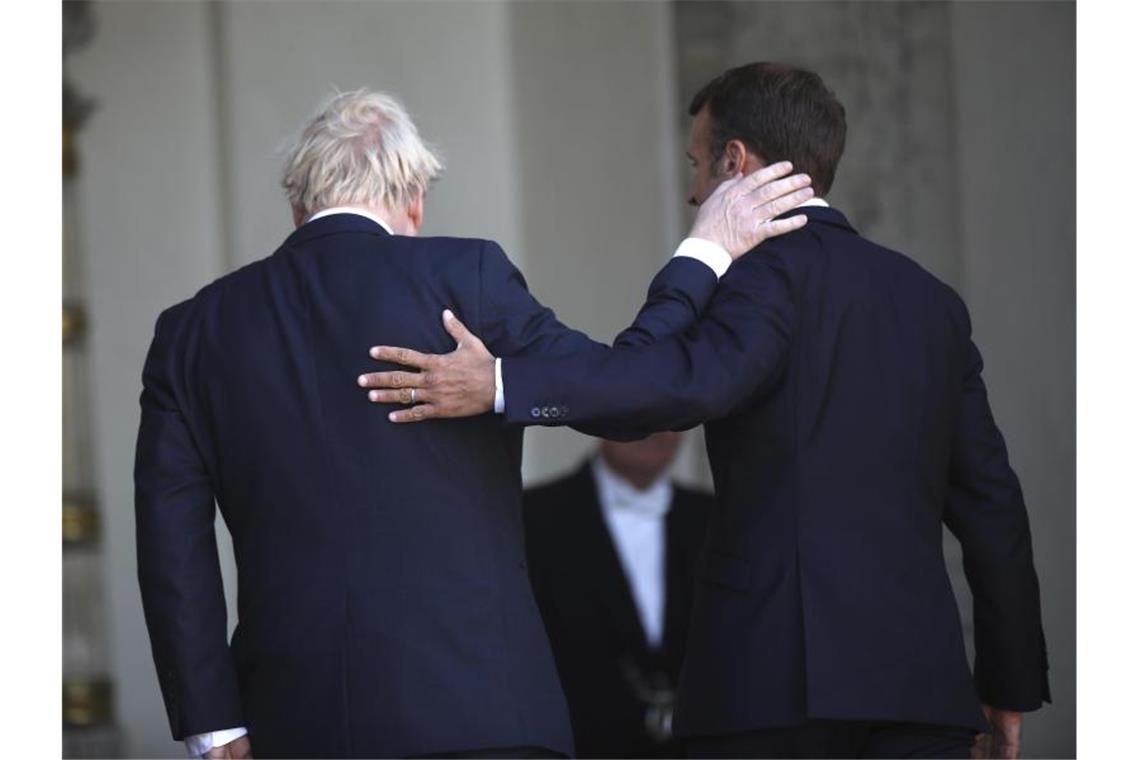 Vor schwierigen Gesprächen: Frankreichs Präsident Emmanuel Macron (r.) empfängt den britischen Premier Boris Johnson im Elysee-Palast. Foto: Daniel Cole/AP
