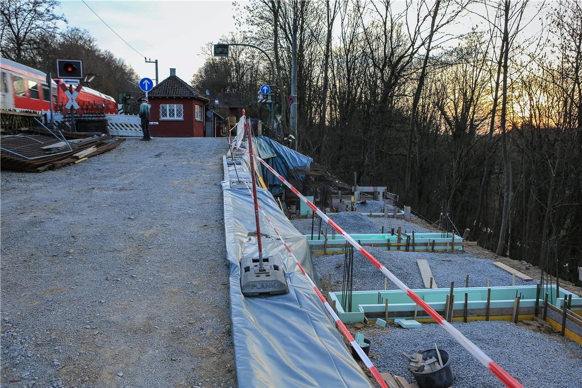 Kultlokal im Dornröschenschlaf Vor sieben Jahren wurde das Bestandsgebäude am Bahnübergang abgerissen, kurz darauf fingen die Arbeiten am Neubau an.