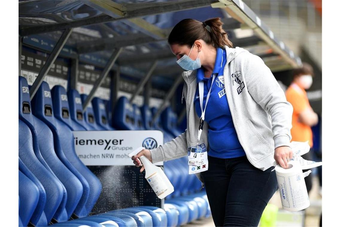 Vor Spielbeginn wurden in Bochum die Spielerbänke desinfiziert. Foto: Lukas Schulze/Getty/POOL/dpa