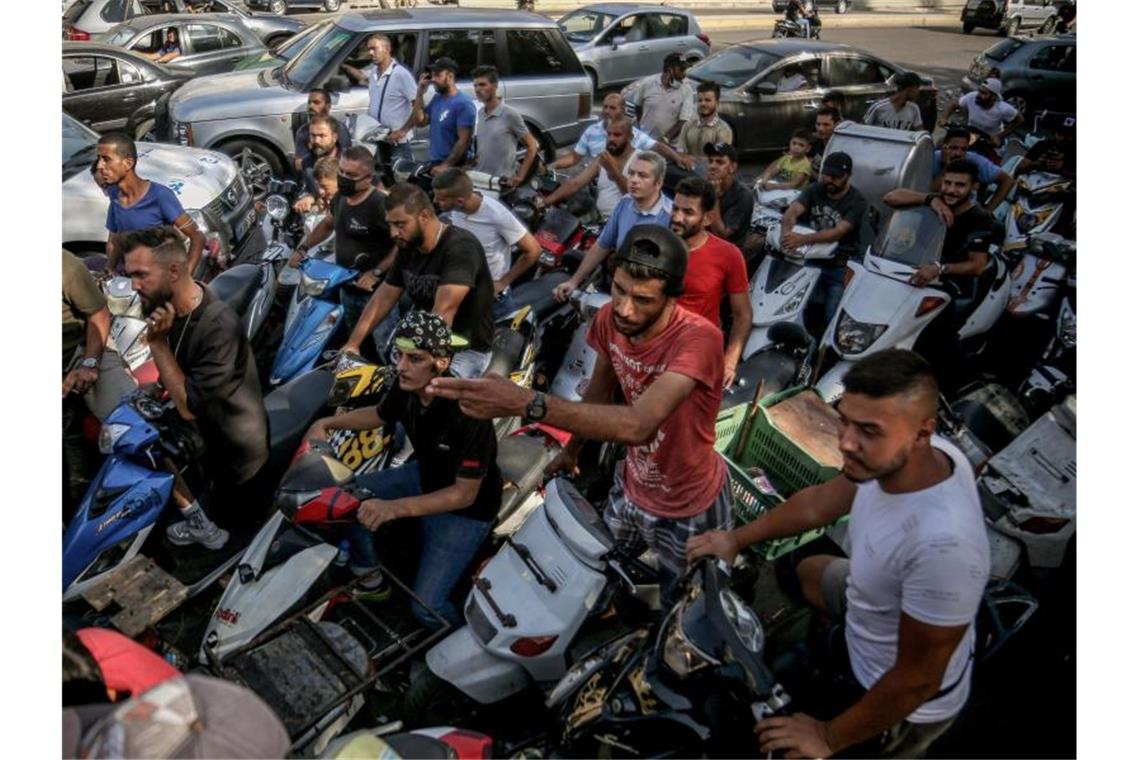 Staatliche Stromversorgung im Libanon zusammengebrochen Vor Tankstellen im Libanon bilden sich wegen der Treibstoffengpässe regelmäßig lange Schlangen. Foto: Marwan Naamani/dpa