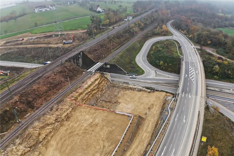 Vor und hinter den Bahnbrücken und rechts und links der B14 werden vier Montageflächen entstehen. Im Vordergrund ist die erste bereits zu erkennen. Dafür muss die Rampe, die die B14 mit der Erbstetter Straße verbindet, zwei Jahre lang weichen. Foto: Ulrich Maier