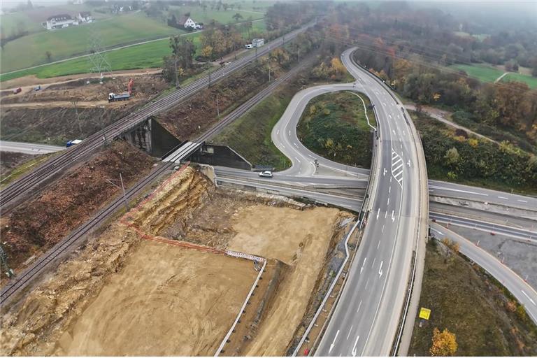 •Vor und hinter den Bahnbrücken und rechts und links der B 14 werden vier Montageflächen entstehen. Im Vordergrund ist die erste bereits zu erkennen. Dafür muss die Rampe, die die B 14 mit der Erbstetter Straße verbindet, zwei Jahre lang weichen. Archivfoto: Ulrich Maier