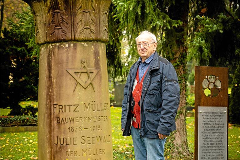 Vor vielen Jahren schon hat Gerhard Groß dafür gesorgt, dass der Grabstein von Fritz Müller erhalten bleibt. Er war der Onkel der NS-Opfer Sophie und Hans Scholl. Foto: Alexander Becher
