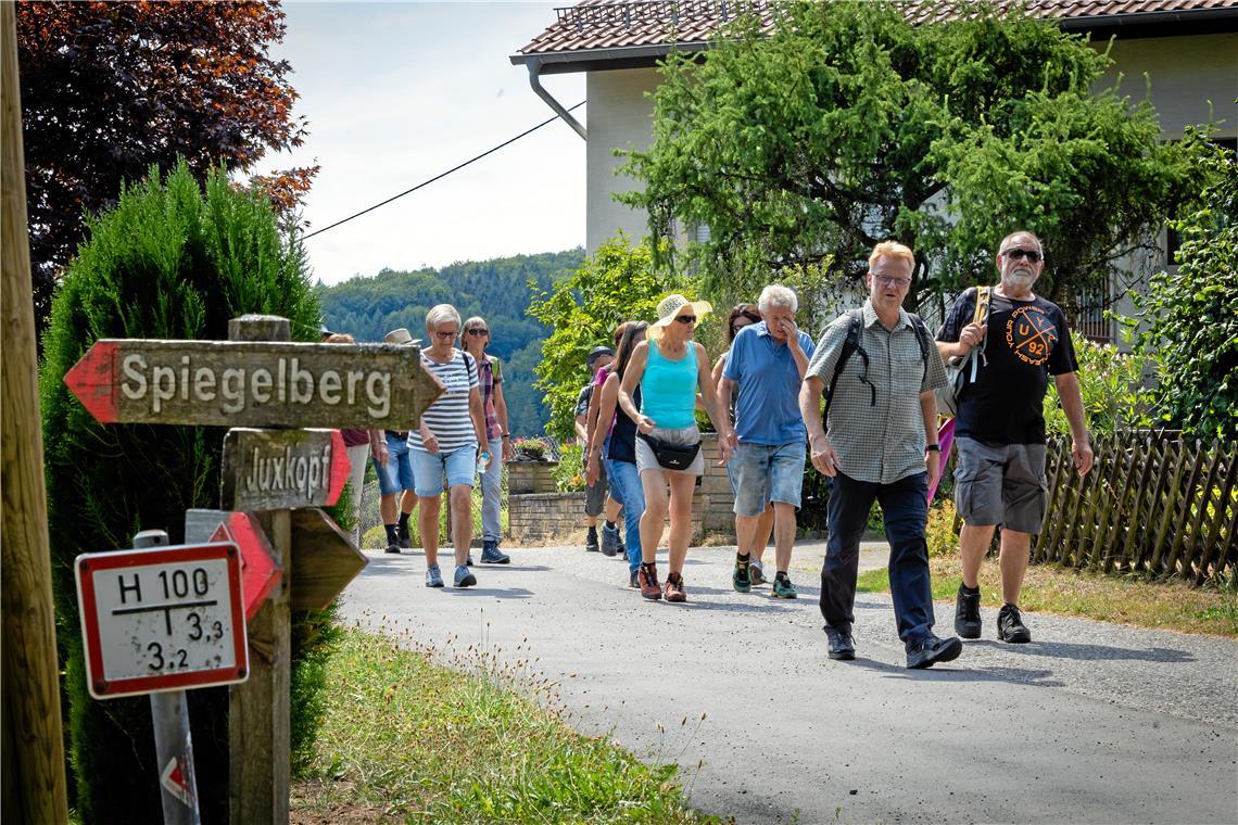 Vor vier Jahren führte noch Bürgermeister Uwe Bossert die Wandergruppe an. Heute übernimmt diese Aufgabe sein Nachfolger Max Schäfer. Foto: Alexander Becher