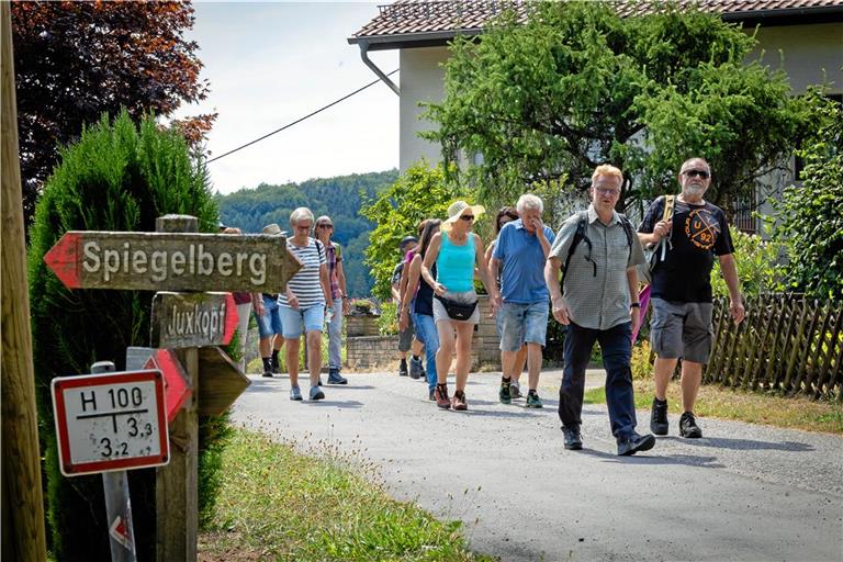 Vor vier Jahren führte noch Bürgermeister Uwe Bossert die Wandergruppe an. Heute übernimmt diese Aufgabe sein Nachfolger Max Schäfer. Foto: Alexander Becher