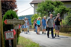 Vor vier Jahren führte noch Bürgermeister Uwe Bossert die Wandergruppe an. Heute übernimmt diese Aufgabe sein Nachfolger Max Schäfer. Foto: Alexander Becher