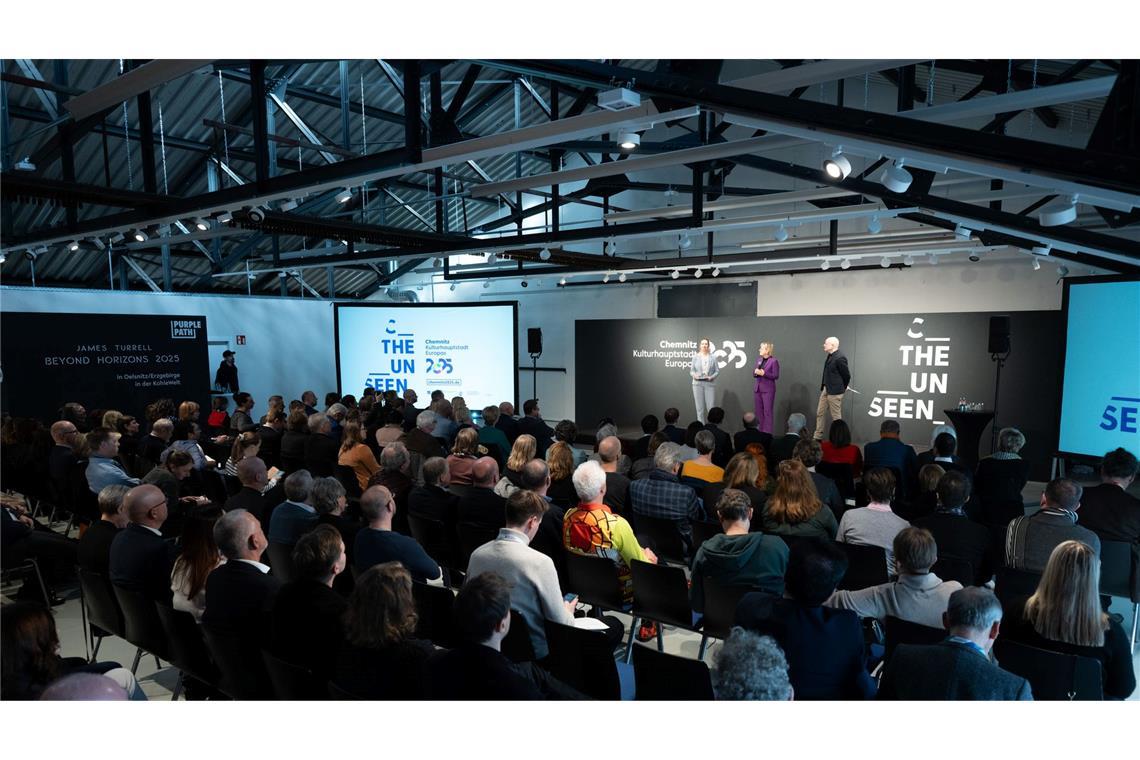 Vor zahlreichen Gästen wird in Oelsnitz bei Chemnitz das Kulturhauptstadtjahr bilanziert.