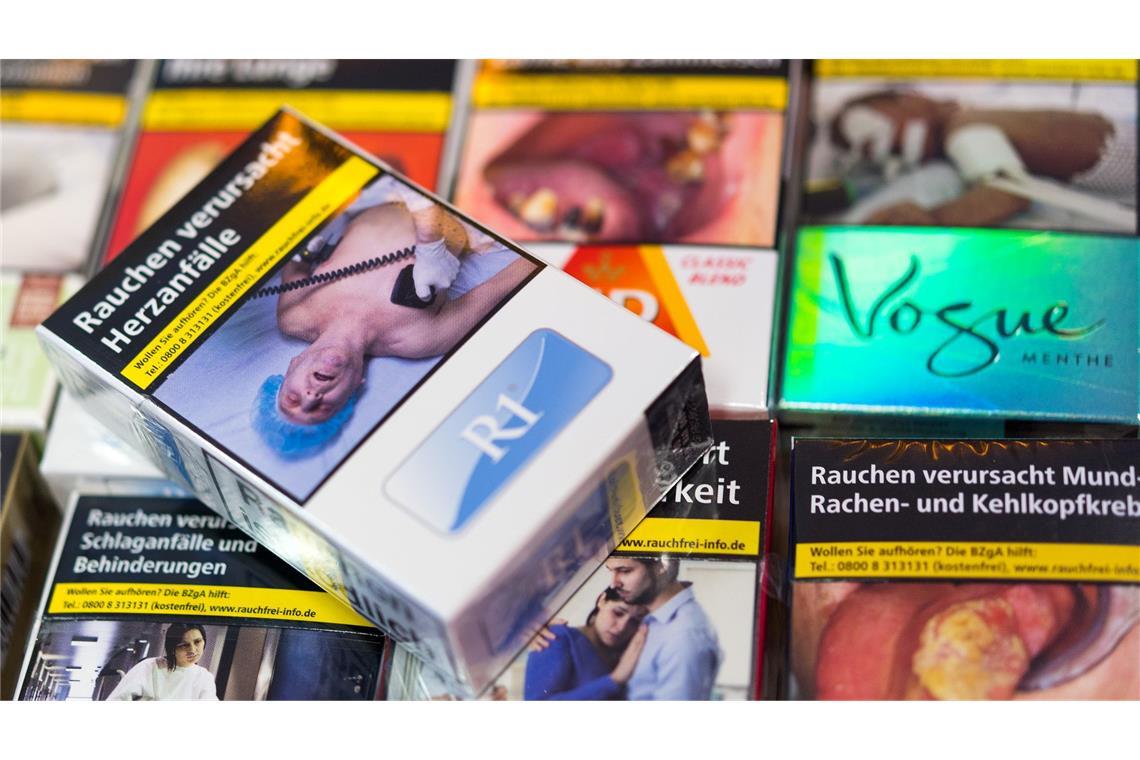 Vor zehn Jahren beschloss der Bundestag: Auf allen Zigarettenschachteln müssen Warnbilder und -hinweise abgedruckt werden. (Symbolbild)