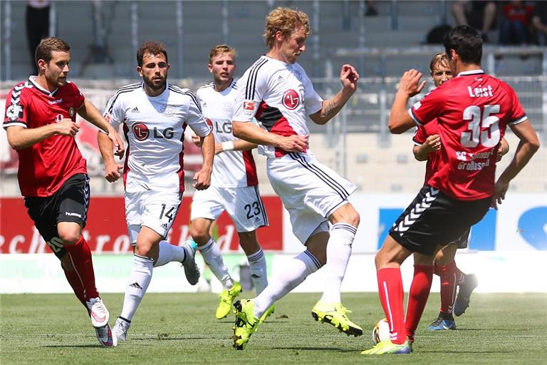 Vor zehn Jahren leisteten die SG und Michele Rizzi (links) sowie Julian Leist dem Erstligisten Leverkusen erfolgreich Widerstand. 1:0 siegte Großaspach damals im Testspiel über Admir Mehmedi (Zweiter von links), Christoph Kramer (Mitte) und Stefan Kießling. Archivfoto: Alexander Becher