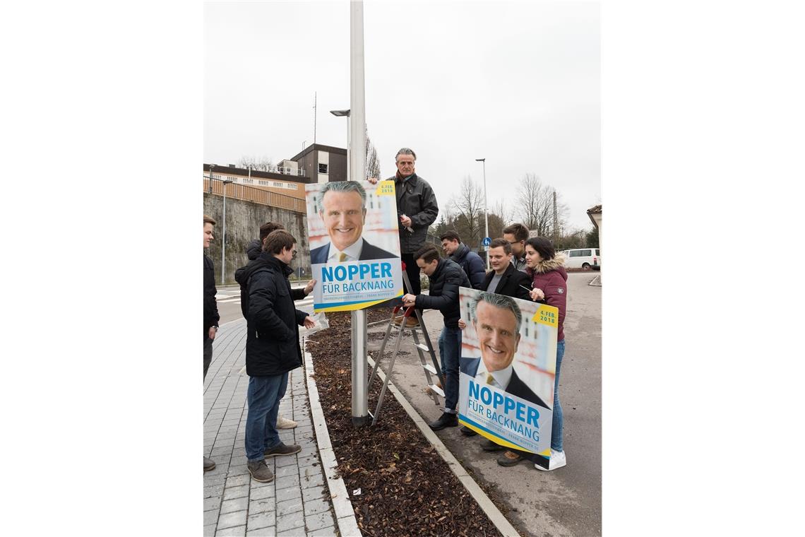 Vor zwei Jahren klebten Frank Nopper und seine Helfer noch Wahlplakate in Backnang, nun werden sie es bald in Stuttgart tun. Mit 58 Jahren sucht der Backnanger Oberbürgermeister noch einmal eine neue Herausforderung. Archivfoto: J. Fiedler