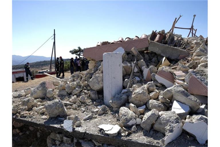 Vor zwei Wochen wurde bei einem Erdbeben auf Kreta die griechisch-orthodoxe Kirche Profitis Ilias zerstört (Archivbild vom 27.09.). Foto: Harry Nakos/AP/dpa