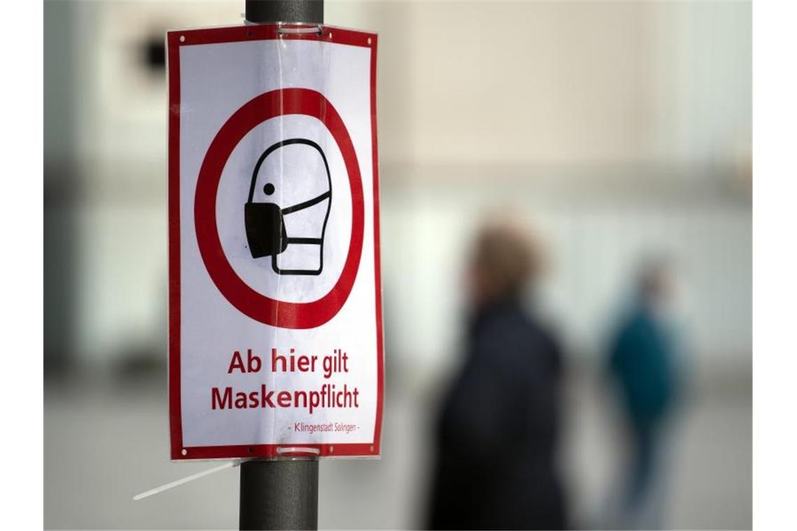 Inzidenz unter 35 könnte bis Anfang März erreicht sein Voraussetzung für ein Sinken der Sieben-Tage-Inzidenz ist die weitere Beachtung von Abstandsregeln und Maskenpflicht. Foto: Federico Gambarini/dpa