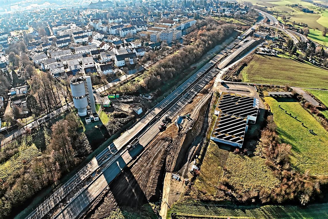Voraussichtlich im Sommer 2026 soll die neue Brücke beim Wasserturm fertig sein. Foto: Ulrich Maier