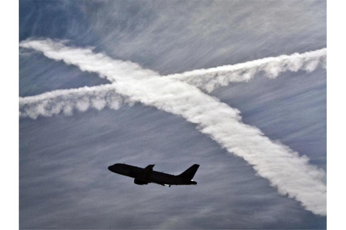 Voraussichtlich noch bis Ende des Jahres soll die Steuer auf Flugtickets erhöht werden. Foto: Frank Rumpenhorst/dpa