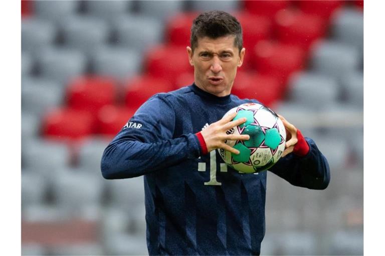 Voraussichtlich vier Wochen muss der FC Bayern München den verletzten Robert Lewandowski ersetzen. Foto: Sven Hoppe/dpa
