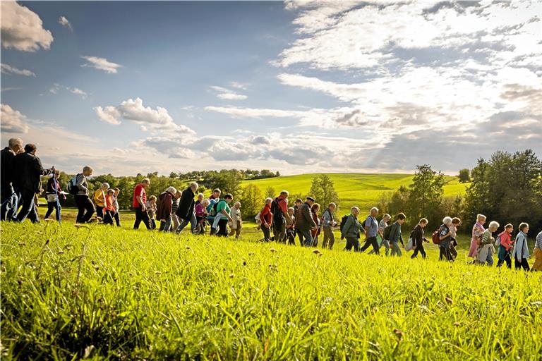 Vorbei an Wiesen und Feldern ging der Marsch, an dem sich zum Abschluss der Aktion noch einmal um die 70 Wanderfreunde beteiligten. Fotos: Alexander Becher
