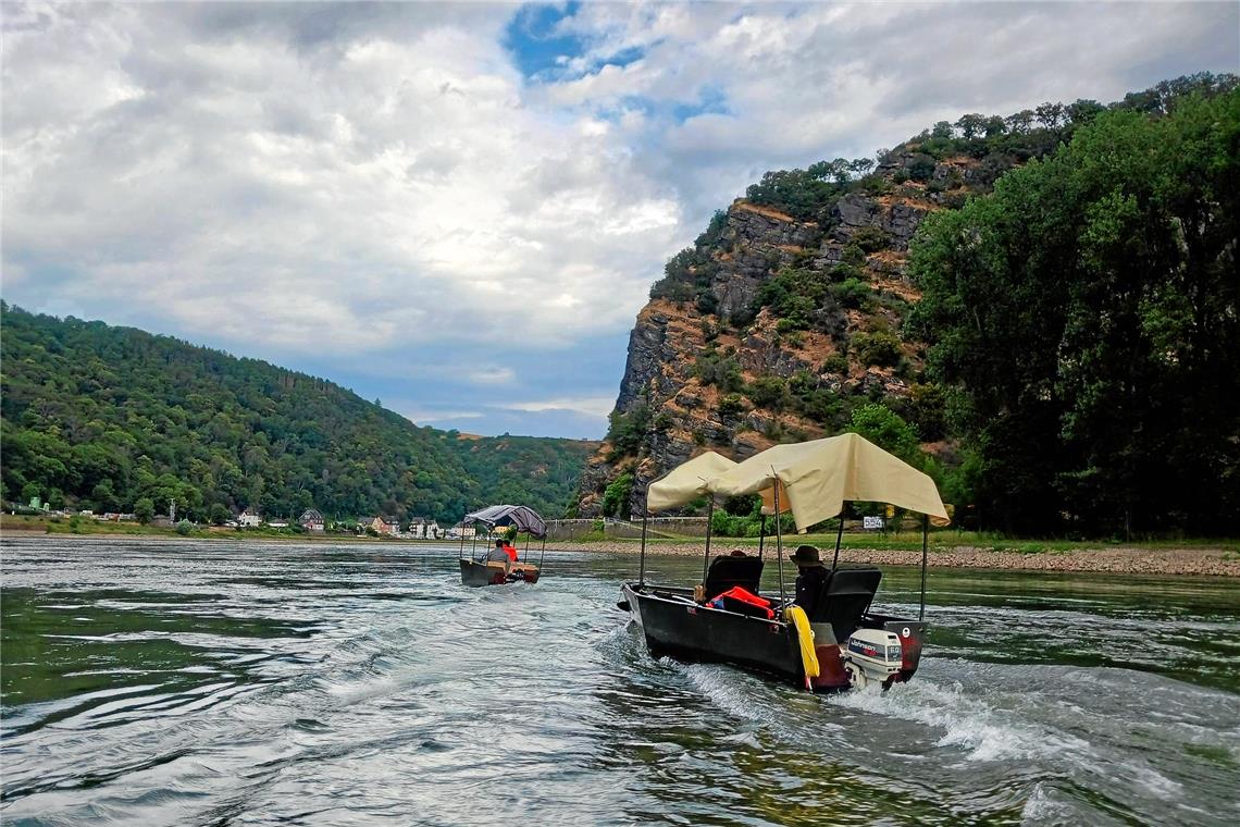 Murr-Regatta-Teilnehmer fahren in ihren Booten bis zum Meer Vorbeifahrt an der Loreley, das war wegen der starken Strömung „sehr am Limit“. Fotos: privat