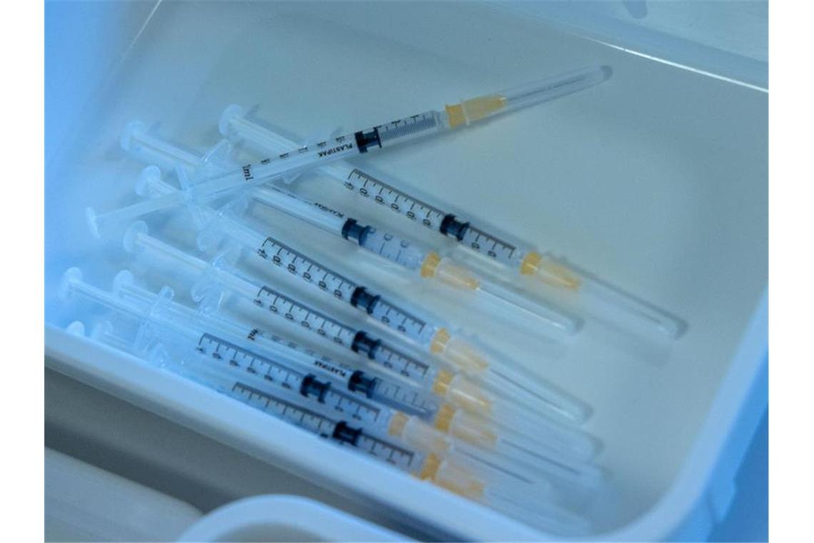Vorbereitete Spritzen mit dem Astrazeneca-Impfstoff liegen in einem Impfzentrum bereit. Foto: Jens Büttner/dpa-Zentralbild/dpa