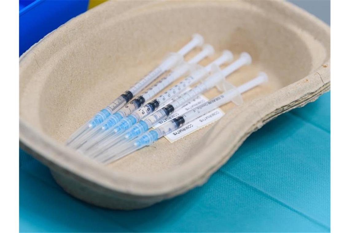 Mobile Impfteams kommen nun auf Wunsch auch in die Kommunen Vorbereitete Spritzen mit dem Impfstoff gegen Covid-19 von Biontech/Pfizer liegen in einer Schale. Foto: Robert Michael/dpa-Zentralbild/dpa/Symbolbild