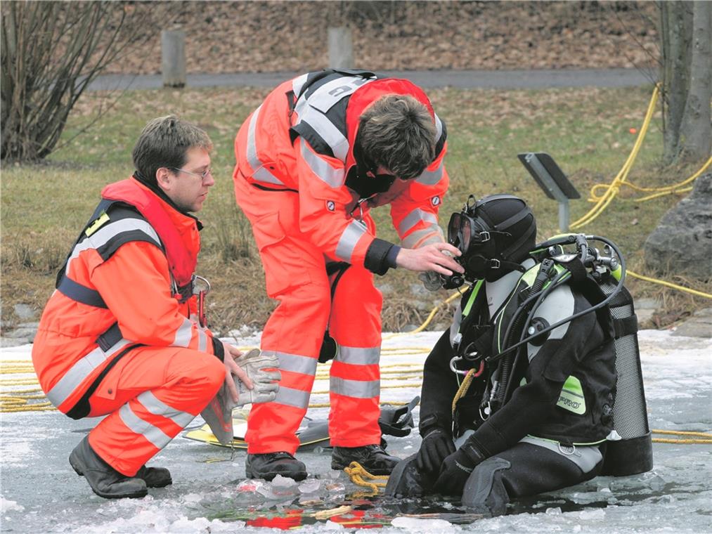 Anspruchsvolle Arbeit in trübem Gewässer Vorbereitung auf den schwierigsten Ernstfall, der auf einen Einsatztaucher zukommen kann: Das Retten oder Bergen einer Person aus einem zugefrorenen Gewässer. Archivfoto: J. Fiedler