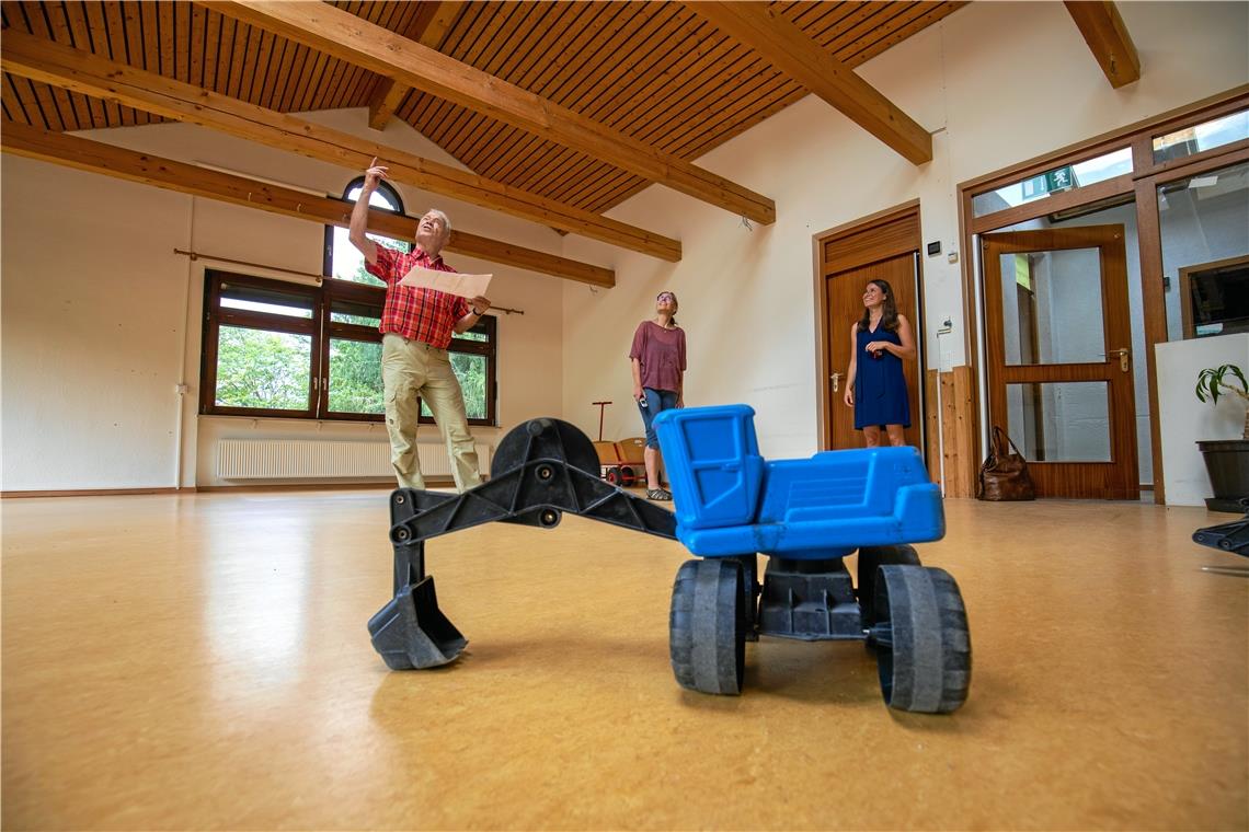 Neue Räume für die kleinen Leute Vorbereitung auf die Bauarbeiten im Kindergarten (von links): Architekt Herbert Häußer, Kindergartenleiterin Claudia Lang sowie Sara Meier von der Servicestelle Kinderbetreuung im Rathaus.