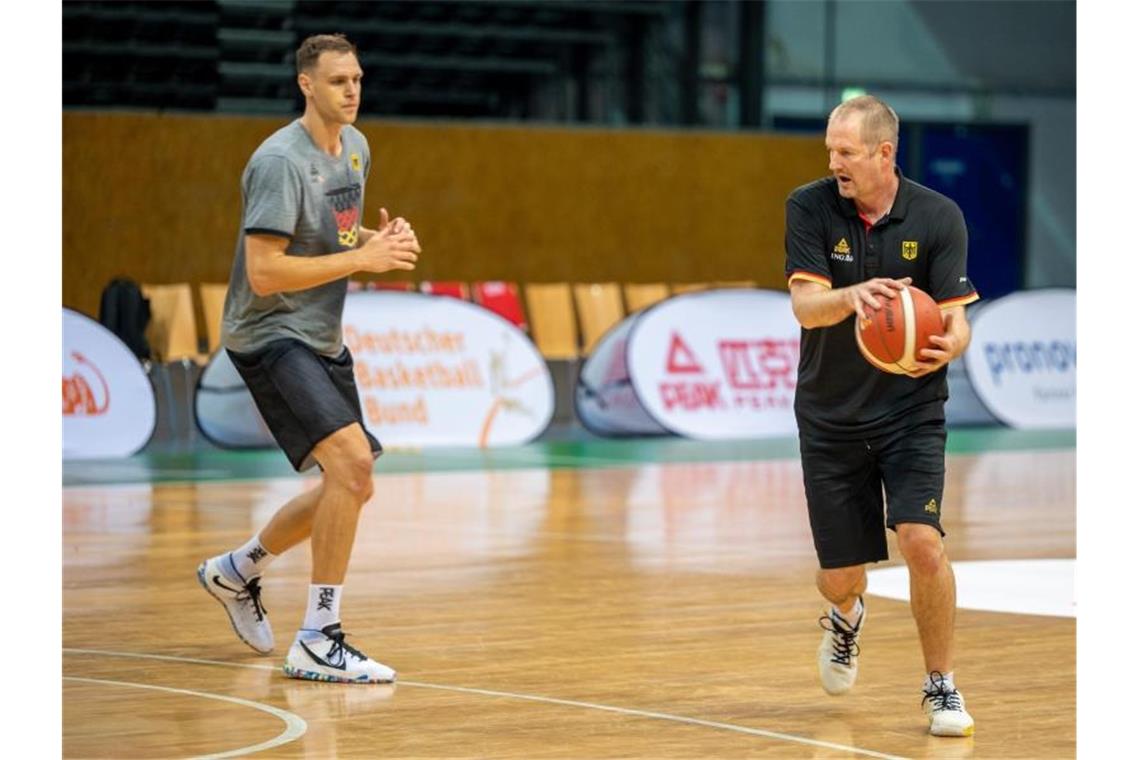 Voigtmann über Olympia-Vorbereitung: „Reinste Katastrophe“ Vorbereitung auf Tokio: Johannes Voigtmann (l) und Basketball-Bundestrainer Henrik Rödl. Foto: Harald Tittel/dpa
