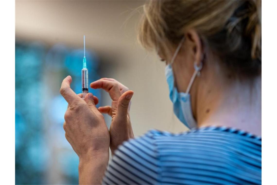 Neue Virus-Varianten wohl keine Gefahr für Impfstoff-Wirkung Vorbereitung einer Impfung. Mittlerweile wurde in mehreren Ländern eine Variante des ursprünglichen Coronavirus nachgewiesen. Foto: Kurt Desplenter/BELGA/dpa