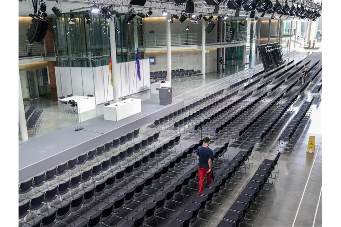 AKK will mehr Geld für die Truppe und wirbt für Nato-Ziele Vorbereitungen im Paul-Löbe-Haus: Hier wird die neue Verteidigungsministerin Kramp-Karrenbauer vereidigt. Foto: Michael Kappeler