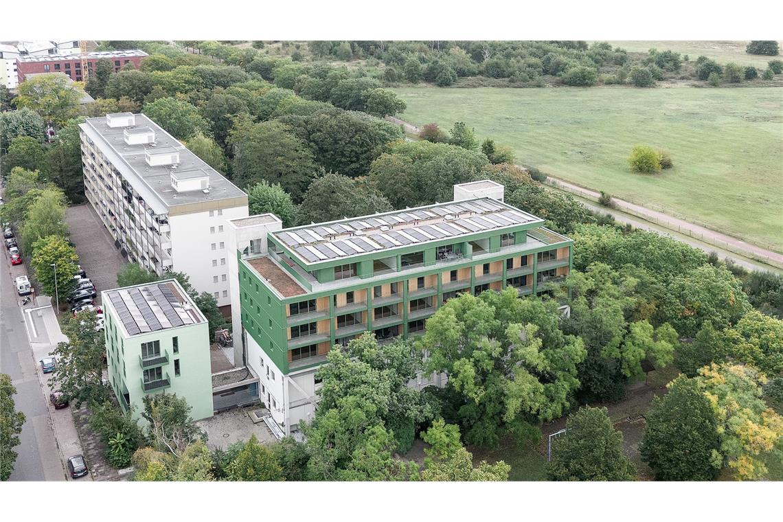 Vorbildliche Nachverdichtung in der Stadt Karlsruhe Am Rand des Naturschutzgebiets Alter Flugplatz. Dort realisierten Drescher Michalski Architekten mit NordGrün „ein bemerkenswertes Beispiel ressourcenschonender Nachverdichtung“, so die Jury. Auf zwei ehemaligen Telekomgebäuden entstanden durch Aufstockung insgesamt 26 neue Wohneinheiten ohne zusätzliche Bodenversiegelung. Und . . .