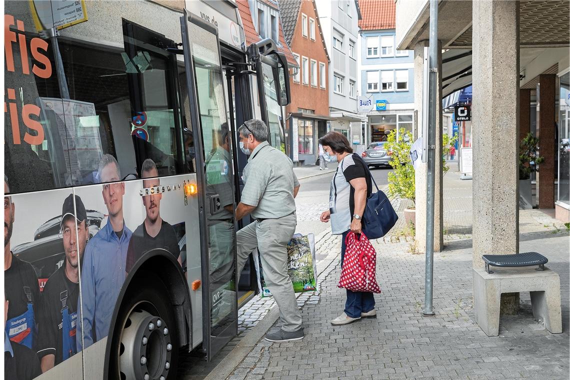 Vorbildliches Verhalten beim Einstieg in den Bus. Doch nicht alle Fahrgäste halten sich an die Coronavorschriften. Foto: J. Fiedler